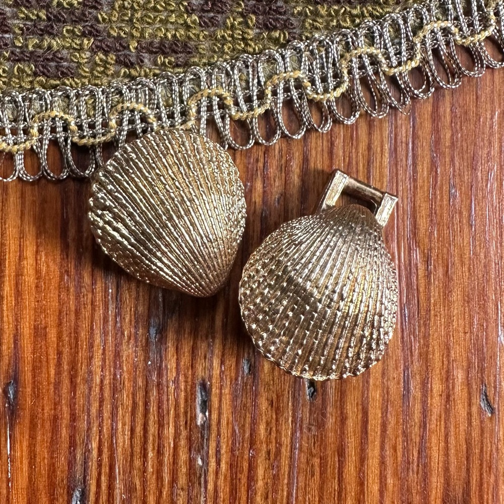 Vintage 1981 Jeannie Bouchever gold tone seashell belt buckle signed